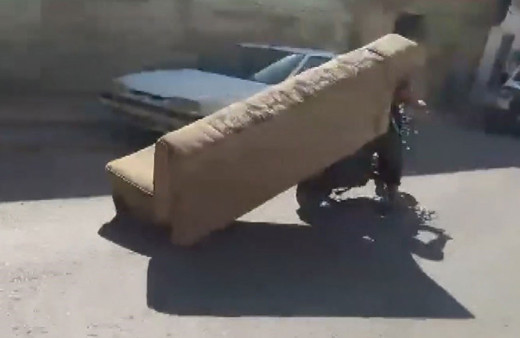 Trafikte akıl almaz görüntüler! Motosikletle kanepe taşıdılar