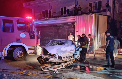 Antalya'da acı kaza! Otomobiller kafa kafaya çarpıştı: 1 ölü, 1 yaralı