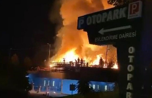 Beyoğlu Evlendirme Dairesi’nin bahçesinde korkutan yangın