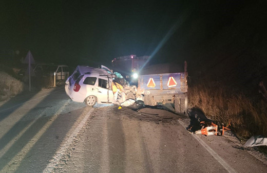 Bolu'da korkunç kaza! traktörle çarpışan otomobil hurdaya döndü: 1 ölü, 1 yaralı