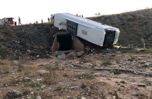 Erzurum'da yolcu otobüsü şarampole devrildi! Ölü ve yaralılar var