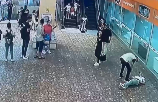 'Neden yan baktın' dediler, genci AVM'de öldüresiye dövdüler!