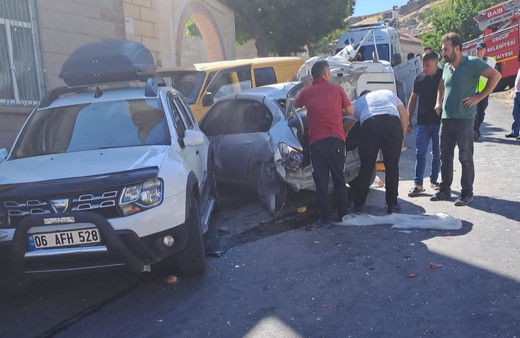 Nevşehir'de minibüsün çarptığı İki yayadan biri öldü, 6 araç hasar gördü