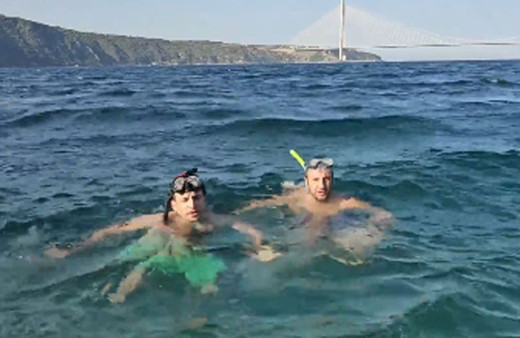 Selçuk Bayraktar, İstanbul Boğazı'nı yüzerek geçti