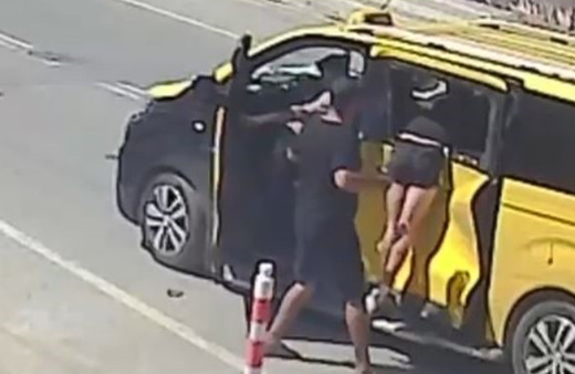 Taksiyle çarpışan motosiklet sürücüsü, fırlayarak girdiği camda asılı kaldı