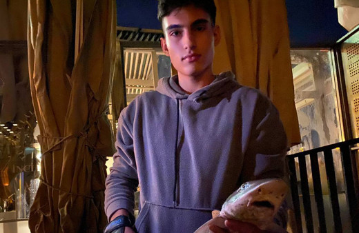 Üsküdar'da balık tutan gencin oltasına yavru köpek balığı takıldı