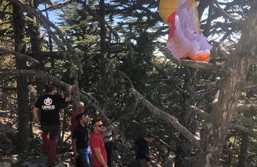 Fethiye'de yamaç paraşütü ağaca dolanan Rus pilot kurtarıldı!