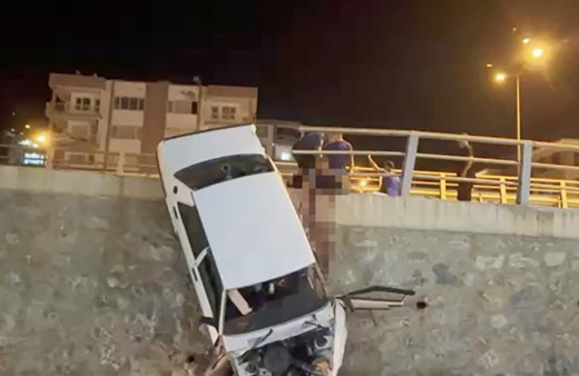 Kaza anında arabadan uçtu, vücuduna saplanan demirle hastaneye kaldırıldı!