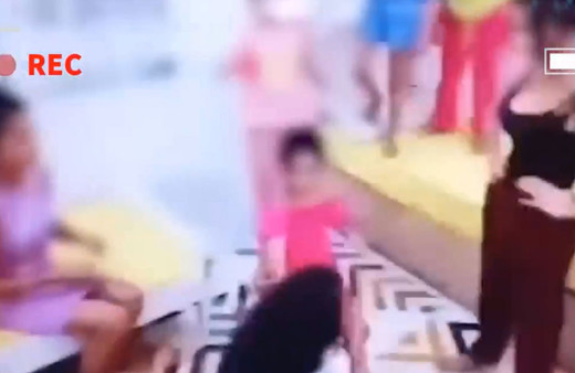 Küçük kızlar, küçük kıza porno film izletip, çıplak fotoğraflarını çektiler! İşkence edip uyuşturucu verdiler