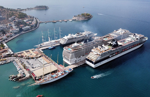 Kuşadası'na 7 kruvaziyerle 8 bin 370 turist geldi!