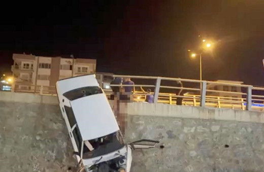 Korkunç kaza! Sürücü araçtan uçtu, vücuduna demir korkuluk girdi!