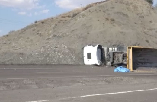 Şırnak'ta korkunç kaza! Damperi açık unutulan hafriyat kamyonu mobese direğine çarptı: 3 yaralı