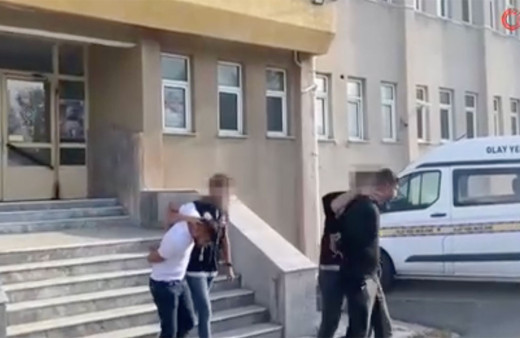 Polisten kaçarken attıkları paket paket uyuşturucu ile yakayı ele verdiler!