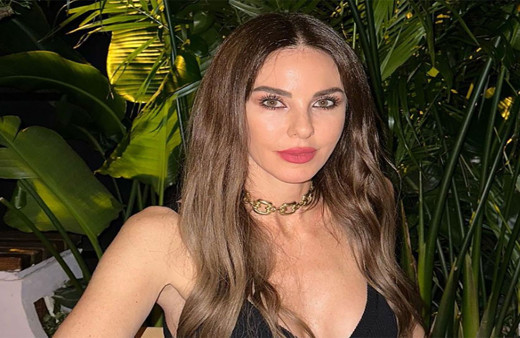 Defne Samyeli'nin bikinili pozları olay oldu! Fiziğiyle gençlere taş çıkarttı