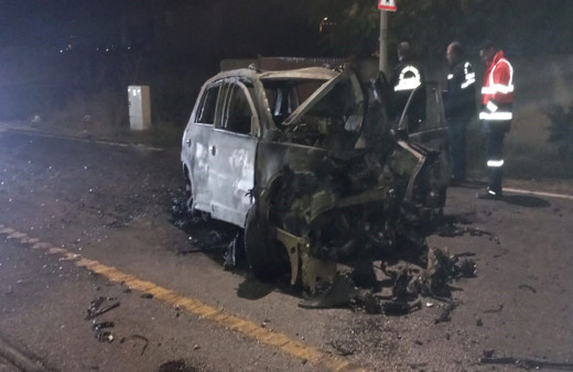 Tramvay direğine çarpıp alev alan otomobilin sürücüsü can verdi!