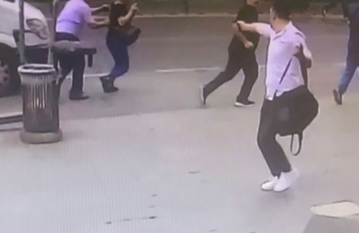 İETT şoförüne havalı tabanca ile saldırdı, mermilerden kaçan şoför kadının arkasına saklandı! O anlar kameraya yansıdı