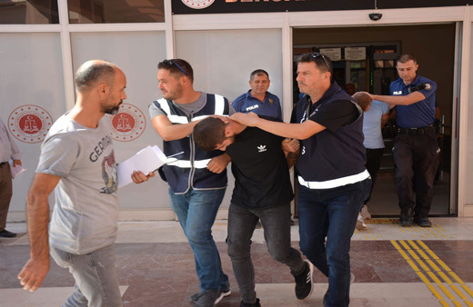 İzmir'de zehir tacirleri polis tarafından suçüstü yakalandı!