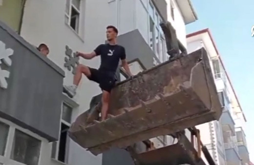 Malatya'da bir çocuk ağır hasarlı binada mahsur kaldı