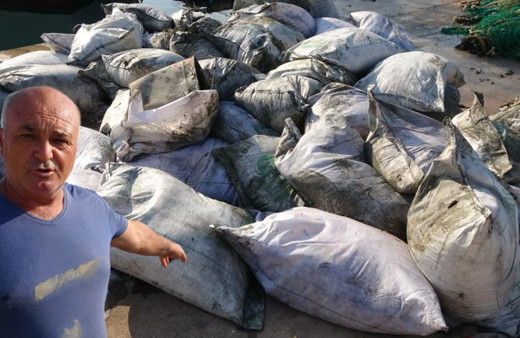 Ağlarına balık yerine çuval takıldı, çuvalın içini açan balıkçılar şaşkına döndü: İlk defa gördük