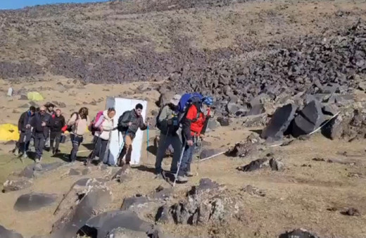 Bedensel engeli zirveye tırmanışına engel olamadı! Koltuk değneğiyle Ağrı Dağı'na tırmandı