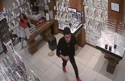 Denemek için koluna taktı, bir anda çalıp kaçtı!