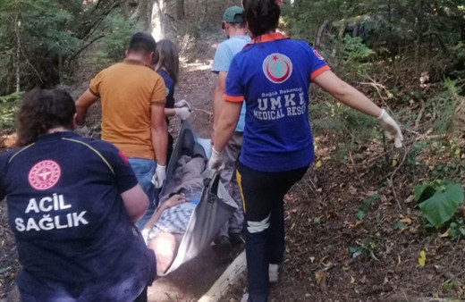 Ormanda rahatsızlanan kişiyi 1 kilometre sedyeyle taşıdılar!