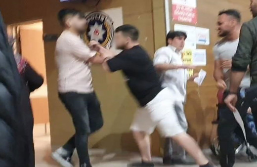 Hastalıklarını umursamadan hastanenin ortasında kavga ettiği arkadaşına silah çekti! Kavga anı kamerada