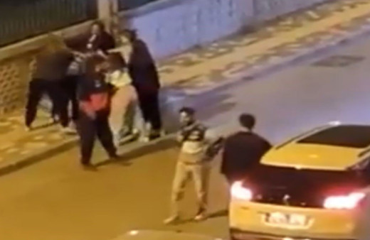 Bursa'da iki grup kadın sokak ortasında saç baş birbirine girdi! Erkekler oturup kavgayı izledi