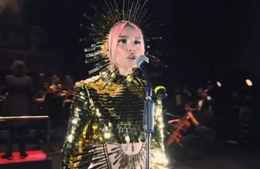 Gülşen İstiklal Marşı'nı okudu kıyafeti tartışmalara yol açtı! Mevzular Açık Mikrofon 100. Yıl Özel bölümünün tanıtımı gündem oldu