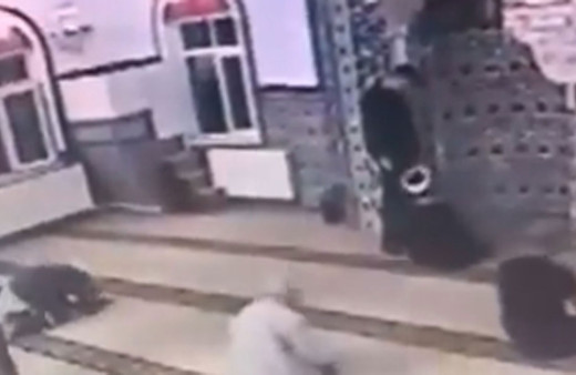 Camiye ayakkabıyla girip namaz kılan imamla tartıştı tepki çeken görüntüler kamerada