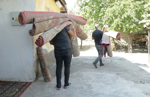 Kayseri'de engelli ve ihtiyaç sahibi mahallelinin halıları ücretsiz yıkanıyor!