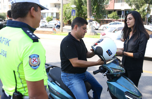 Polisler motosiklet sürücülerine ceza yazmak yerine kask hediye etti!