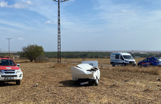 Genç kız ve arkadaşlarını ölüm ayırdı! Kontrolden çıkan otomobil takla atarak tarlaya yuvarlandı
