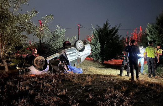 Antalya'da otomobil refüje çarparak devrildi, sürücüsü öldü!