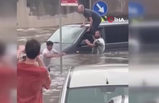 Başakşehir'de bir vatandaş aracı suda sürüklenmesin diye direğe bağladı