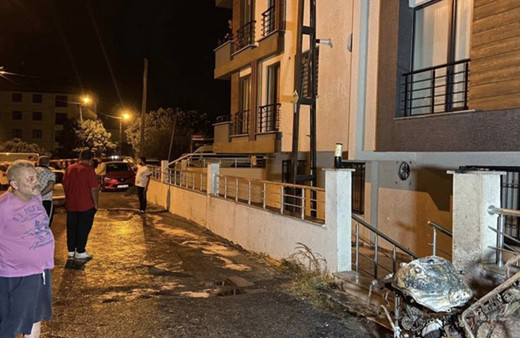 Beylikdüzü’nde facianın eşiğinden dönüldü! Doğal gaz kutusu alev alev yandı