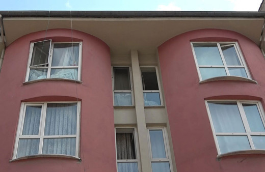 Dayanılmaz koku komşuları isyana getirdi! Evden kamyon dolusu çöp çıktı