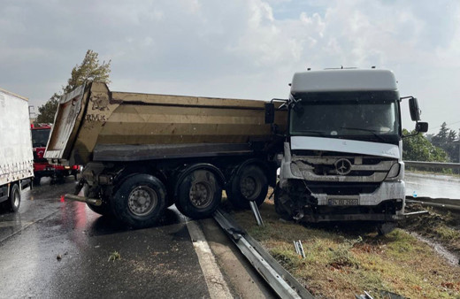 İstanbul'da kontrolden çıkan hafriyat kamyonu bariyerlere çarptı!