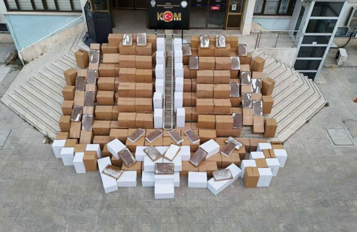 Denizli'de polis ekiplerinden kaçakçılık operasyonu! 4 milyon 310 bin makaron ele geçirildi