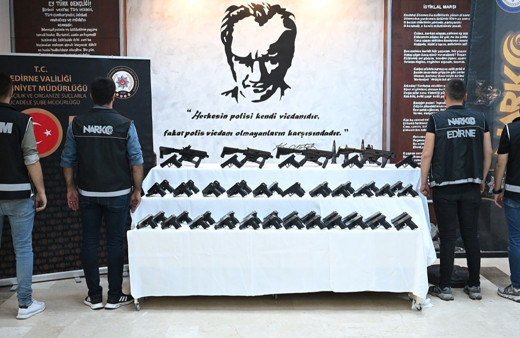 Edirne'de bir tırda 50 tabanca ve 4 yarı otomatik makineli tüfek ele geçirildi!