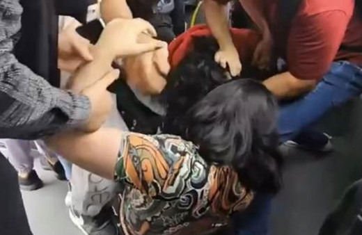 İETT otobüsünde iki kadın saç baş böyle kavga etti kimse onları ayıramadı