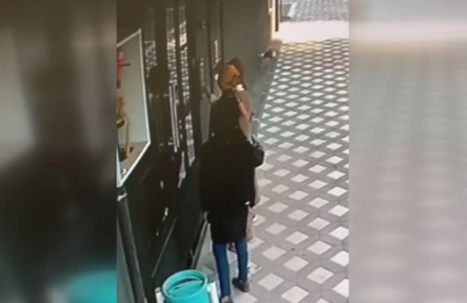 Kadın kılığına giren hırsızlık şüphelisi 3 erkek kamerada!