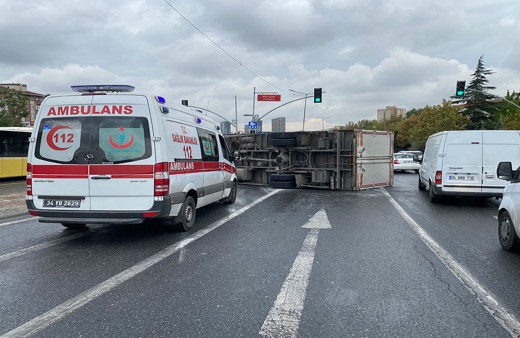 Küçükçekmece'de korkunç kaza! Kayganlaşan yolda kamyon devrildi