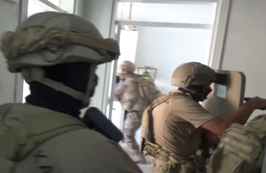 Gaziantep'te uyuşturucu tacirlerine koçbaşı ile baskın!