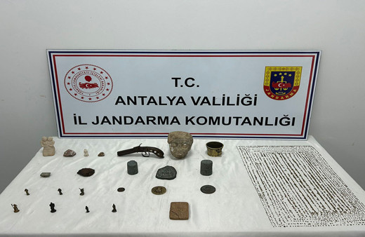 Antalya'da tarihi eser kaçakçısı suç üstü yakalandı! 4 bin 230 adet elektron para ve çok sayıda heykel ele geçirildi