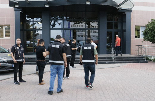 Adana'da CHP'li iki belediyeye rüşvet operasyonu! Gözaltılar var evraklara el konuldu