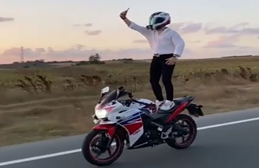 Hem canını hem trafiği hiçe saydı! Büyükçekmece'de motosiklet sürücüsü seyir halinde akrobatik hareketler yaptı