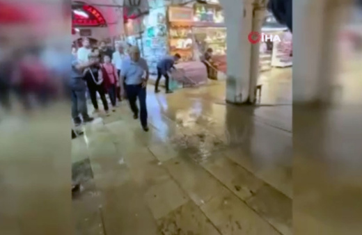 İstanbul'da Kapalıçarşı'yı su bastı!