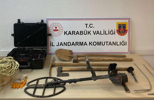 Karabük'te kaçak kazı yapan defineciler suçüstü yakalandı!