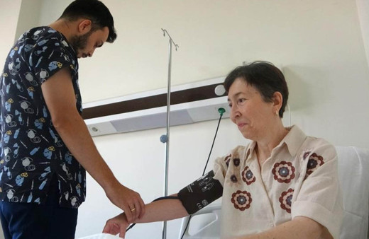 Korktuğu için doktora gitmedi, karpuz kadar olan tümör göğsünü patlattı